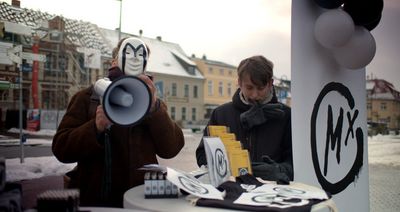 Mux (Jan Henrik Stahlberg) und Karsten (TilmanVellguth) bringen das muxistische Manifest an die Menschen