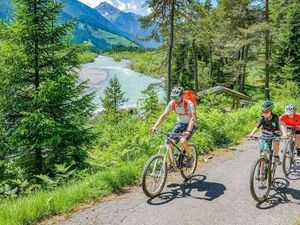 Auf 52 Kilometern führt die letzte Etappe des Lechradwegs von Reutte bis nach Steeg ins Tiroler Lechtal Auf 52 Kilometern führt die letzte Etappe des Lechradwegs von Reutte bis nach Steeg ins Tiroler Lechtal