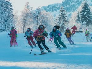 Lebensfreude pur: Retro-Skitag in St. Johann in Tirol. Lebensfreude pur: Retro-Skitag in St. Johann in Tirol.
