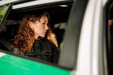 Wenn die Angst mitfährt - neue Studie zeigt, wie Sicherheitsbedenken das nächtliche Leben von Frauen prägt
