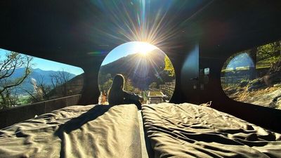 Beim Glamping in der Birdbox Curzútt am Monte Carasso übernachten Tessin-Urlauber inmitten Natur