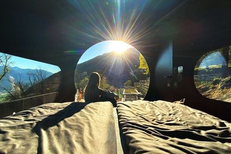 Beim Glamping in der Birdbox Curzútt am Monte Carasso übernachten Tessin-Urlauber inmitten Natur