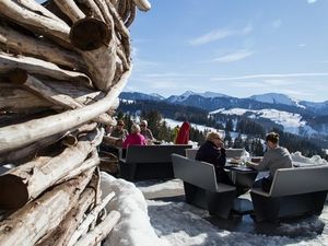 Im Schwalbennest von Haubers Naturresort genießen Hotelgäste Panoramablicke und Allgäuer Gerichte auf 950 Metern Im Schwalbennest von Haubers Naturresort genießen Hotelgäste Panoramablicke und Allgäuer Gerichte auf 950 Metern