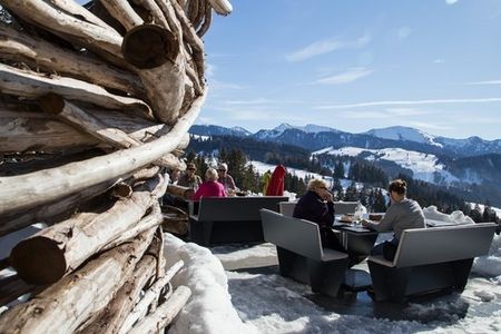 Im Schwalbennest von Haubers Naturresort genießen Hotelgäste Panoramablicke und Allgäuer Gerichte auf 950 Metern