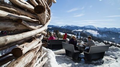 Im Schwalbennest von Haubers Naturresort genießen Hotelgäste Panoramablicke und Allgäuer Gerichte auf 950 Metern