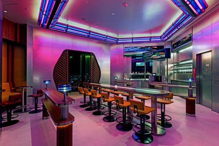 Wie in einem Raumschiff genießen die Gäste der Automata Bar im 32. Stock des Centara Grand Hotel Osaka ihre selbstgemixten Drinks