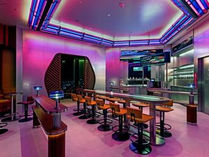 Wie in einem Raumschiff genießen die Gäste der Automata Bar im 32. Stock des Centara Grand Hotel Osaka ihre selbstgemixten Drinks Wie in einem Raumschiff genießen die Gäste der Automata Bar im 32. Stock des Centara Grand Hotel Osaka ihre selbstgemixten Drinks