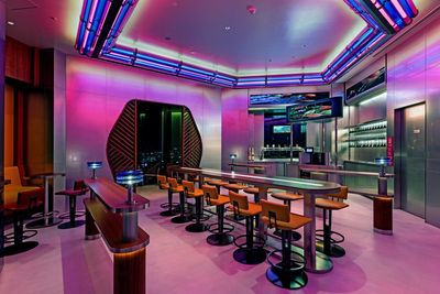 Wie in einem Raumschiff genießen die Gäste der Automata Bar im 32. Stock des Centara Grand Hotel Osaka ihre selbstgemixten Drinks