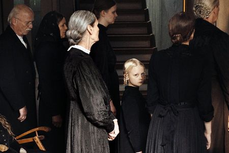 Alma (Hannah Heckt) in den 1910er Jahren: Für die Kinder des Hofes stecken die Rituale der Erwachsenenen voller geheimnisvoller Symbole