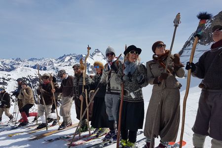 In einer ausgewählten Gruppe von 20 bis 30 Personen treffen sich die Tannberger Telemarker auch heuer wieder Mitte April, um auf der Suche nach dem besten Messwein  im "olta Häs" im Skigebiet unterwegs zu sein