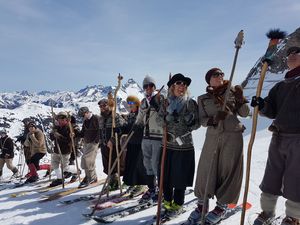 In einer ausgewählten Gruppe von 20 bis 30 Personen treffen sich die Tannberger Telemarker auch heuer wieder Mitte April, um auf der Suche nach dem besten Messwein im "olta Häs" im Skigebiet unterwegs zu sein In einer ausgewählten Gruppe von 20 bis 30 Personen treffen sich die Tannberger Telemarker auch heuer wieder Mitte April, um auf der Suche nach dem besten Messwein im "olta Häs" im Skigebiet unterwegs zu sein