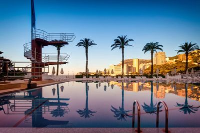 Swimming with a view im Pool des Monte-Carlo Beach