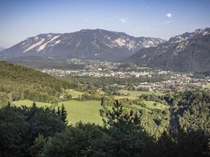 So nah und doch so fern: Auch wenn die Nonner Au nur einen Katzensprung von Bad Reichenhall entfernt liegt, ist sie doch ganz weit weg von der trubeligen Innenstadt des oberbayerischen Purorts So nah und doch so fern: Auch wenn die Nonner Au nur einen Katzensprung von Bad Reichenhall entfernt liegt, ist sie doch ganz weit weg von der trubeligen Innenstadt des oberbayerischen Purorts