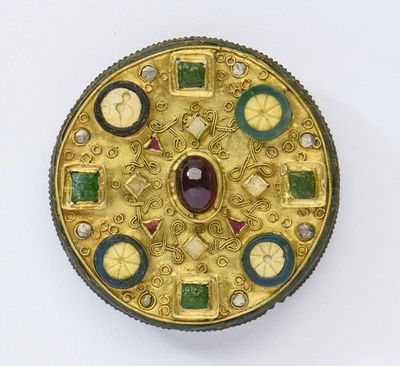 Goldscheibenfibel aus Altheim, Grab 44. Landesdenkmalamt Saarland