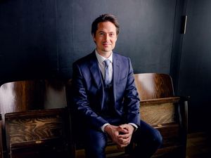 Ab der Spielzeit 2024/25 ist Leo McFall Generalmusikdirektor des Hessischen Staatstheaters Wiesbaden Ab der Spielzeit 2024/25 ist Leo McFall Generalmusikdirektor des Hessischen Staatstheaters Wiesbaden
