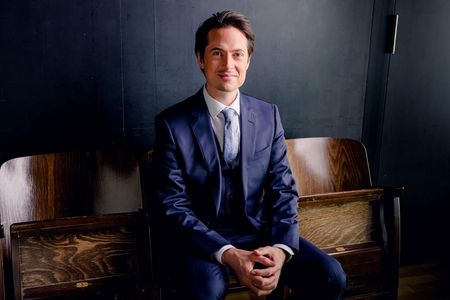 Ab der Spielzeit 2024/25 ist Leo McFall Generalmusikdirektor des Hessischen Staatstheaters Wiesbaden