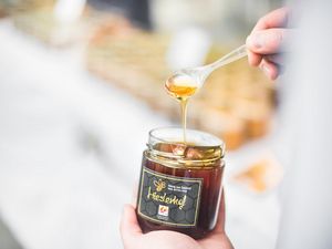 Der Honig des „Roter Hahn“-Hieslerhofs ist naturbelassen, rein und vollwertig. Je nach Standort des Bienenvolks veredelt Familie Eschgfäller Blüten-, Wald- und Cremehonig. Geschleudert und abgefüllt wird direkt am Hof Der Honig des „Roter Hahn“-Hieslerhofs ist naturbelassen, rein und vollwertig. Je nach Standort des Bienenvolks veredelt Familie Eschgfäller Blüten-, Wald- und Cremehonig. Geschleudert und abgefüllt wird direkt am Hof