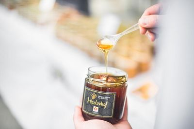 Der Honig des „Roter Hahn“-Hieslerhofs ist naturbelassen, rein und vollwertig. Je nach Standort des Bienenvolks veredelt Familie Eschgfäller Blüten-, Wald- und Cremehonig. Geschleudert und abgefüllt wird direkt am Hof