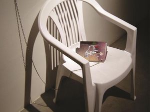 San Keller, "Model Cairo", 2006, Mixed Media, neuer Plastikstuhl San Keller, "Model Cairo", 2006, Mixed Media, neuer Plastikstuhl