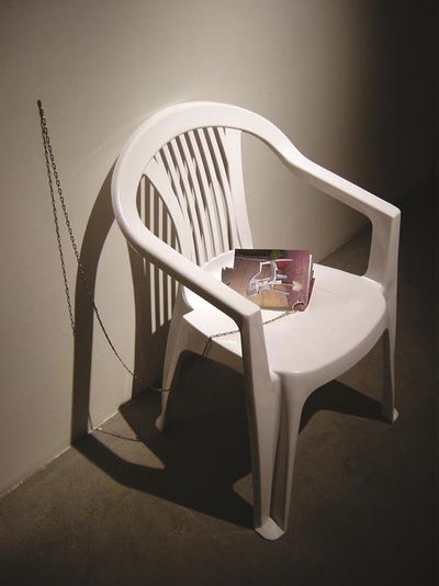San Keller, "Model Cairo", 2006, Mixed Media, neuer Plastikstuhl