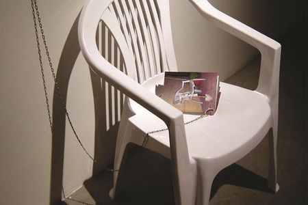 San Keller, "Model Cairo", 2006, Mixed Media, neuer Plastikstuhl