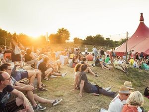 Picknickstimmung beim Freiburger Zelt-Musik-Festival im Schwarzwald Picknickstimmung beim Freiburger Zelt-Musik-Festival im Schwarzwald