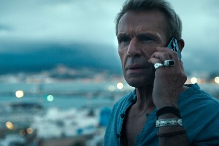 Richard (Lambert Wilson) versucht vor seiner Abeise aus Tanger vergeblich, Malik ein Visum zu besorgen