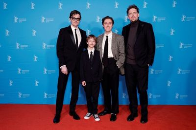 Auf dem Roten Teppich des Zoo Palasts: Sam Riley, Dylan Torrell, Jack Farthing, Jan-Ole Gerster