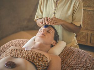 Beim Retreat „Journey to Inner Vitality“ trifft die jahrhundertealte Thermaltradition des Grand Resort Bad Ragaz auf Kamalayas ganzheitlichen Ansatz, der sich unter anderem im Signature Treatment „Three Treasures“ widerspiegelt