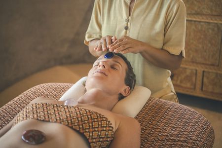Beim Retreat „Journey to Inner Vitality“ trifft die jahrhundertealte Thermaltradition des Grand Resort Bad Ragaz auf Kamalayas ganzheitlichen Ansatz, der sich unter anderem im Signature Treatment „Three Treasures“ widerspiegelt