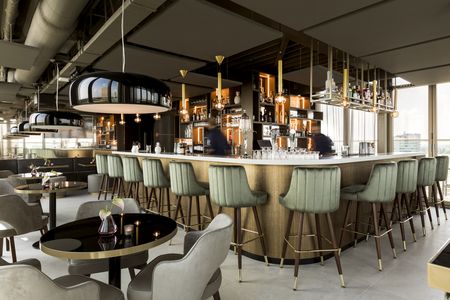 Ein Highlight am Himmel von Eindhoven. Von morgens bis abends können Sie sich in dieser Bar auf dem Dach entspannen 