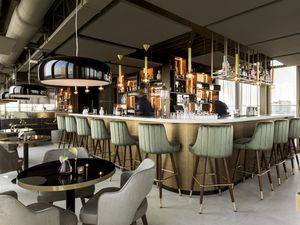Ein Highlight am Himmel von Eindhoven. Von morgens bis abends können Sie sich in dieser Bar auf dem Dach entspannen Ein Highlight am Himmel von Eindhoven. Von morgens bis abends können Sie sich in dieser Bar auf dem Dach entspannen