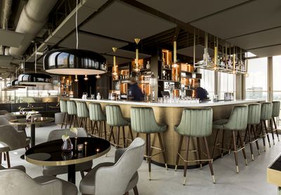 Ein Highlight am Himmel von Eindhoven. Von morgens bis abends können Sie sich in dieser Bar auf dem Dach entspannen 