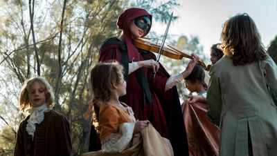 Cecilia (Tecla Insolia) bleibt stets hinter einer Maske verborgen