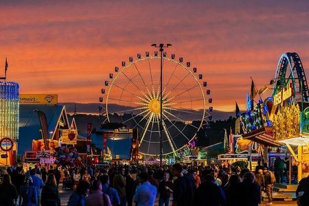 Der Wasen Stuttgart kann auf eine über 200-jährige Geschichte zurückblicken, ist eines der größten Volksfeste der Welt und zieht jährlich rund vier Millionen Besucher an