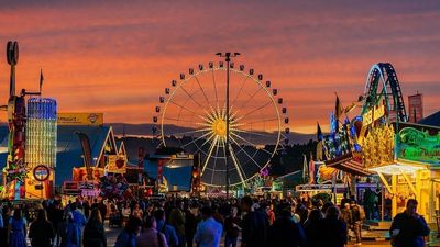 Der Wasen Stuttgart kann auf eine über 200-jährige Geschichte zurückblicken, ist eines der größten Volksfeste der Welt und zieht jährlich rund vier Millionen Besucher an