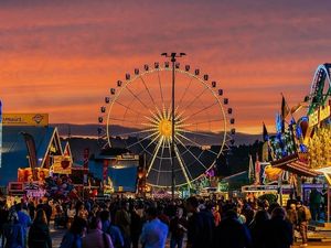 Der Wasen Stuttgart kann auf eine über 200-jährige Geschichte zurückblicken, ist eines der größten Volksfeste der Welt und zieht jährlich rund vier Millionen Besucher an Der Wasen Stuttgart kann auf eine über 200-jährige Geschichte zurückblicken, ist eines der größten Volksfeste der Welt und zieht jährlich rund vier Millionen Besucher an