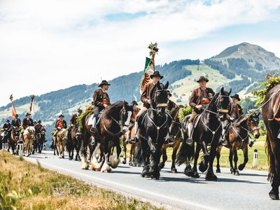Ross und Reiter sind beim Antlassritt im Festtagsgewand