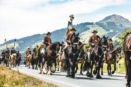 Ross und Reiter sind beim Antlassritt im Festtagsgewand