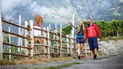 Es gibt viel zu entdecken und lernen auf dem „Weinweg“ in Dorf Tirol, nahe dem Südtiroler Hotel Laurin