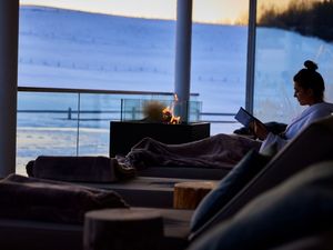Ein Moment für sich: Mit Blick auf den ruhigen Natursee können Gäste von Haubers Naturresort in Oberstaufen im Allgäu den Alltag loslassen Ein Moment für sich: Mit Blick auf den ruhigen Natursee können Gäste von Haubers Naturresort in Oberstaufen im Allgäu den Alltag loslassen