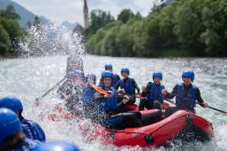 Beim Rafting am Wildfluss Lech im Tiroler Lechtal erleben Abenteuerlustige die alpine Landschaft, die Kraft des Wassers und Teamgeist innerhalb der Gruppe