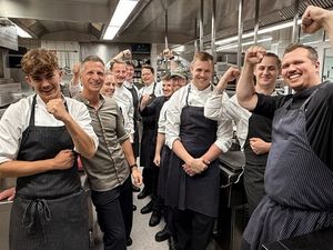 Sternekoch Maximilian Moser und sein Team vom Gourmetrestaurant Aubergine dürfen auch 2026 über einen der begehrten MICHELIN-Sterne jubeln