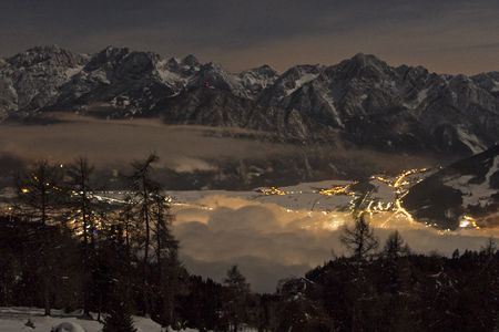 Unter dem funkelnden Sternenhimmel erheben sich die Dreitausender in Osttirol/Österreich majestätisch über verschneite Täler