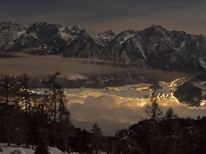 Unter dem funkelnden Sternenhimmel erheben sich die Dreitausender in Osttirol/Österreich majestätisch über verschneite Täler Unter dem funkelnden Sternenhimmel erheben sich die Dreitausender in Osttirol/Österreich majestätisch über verschneite Täler