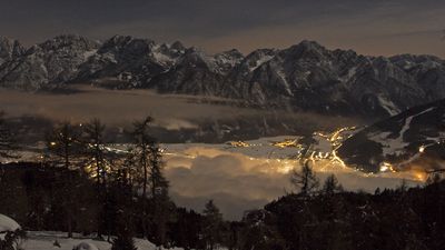 Unter dem funkelnden Sternenhimmel erheben sich die Dreitausender in Osttirol/Österreich majestätisch über verschneite Täler