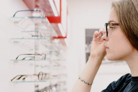 Der Optiker weiß, welche Brillengläser für welche Sehstärke notwendig sind