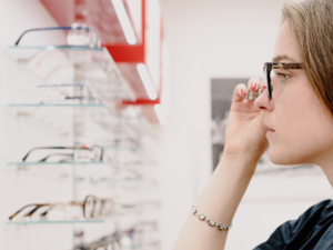 Der Optiker weiß, welche Brillengläser für welche Sehstärke notwendig sind Der Optiker weiß, welche Brillengläser für welche Sehstärke notwendig sind