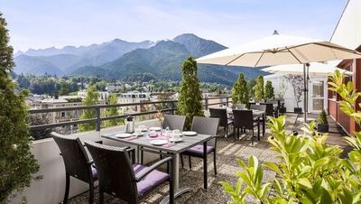 Kaffee mit Gipfelpanorama – auf der Sonnenterrasse des AVALON Hotel in Bad Reichenhall erhalten Gäste neben einem regionalen Frühstück auch den Blick auf die Hausberge Hochstaufen und Zwiese