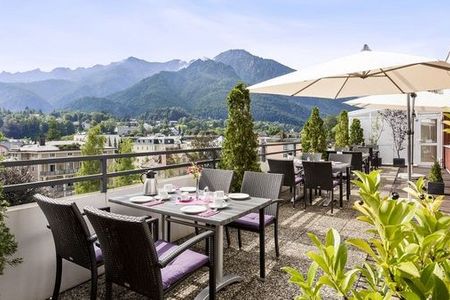 Kaffee mit Gipfelpanorama – auf der Sonnenterrasse des AVALON Hotel in Bad Reichenhall erhalten Gäste neben einem regionalen Frühstück auch den Blick auf die Hausberge Hochstaufen und Zwiese